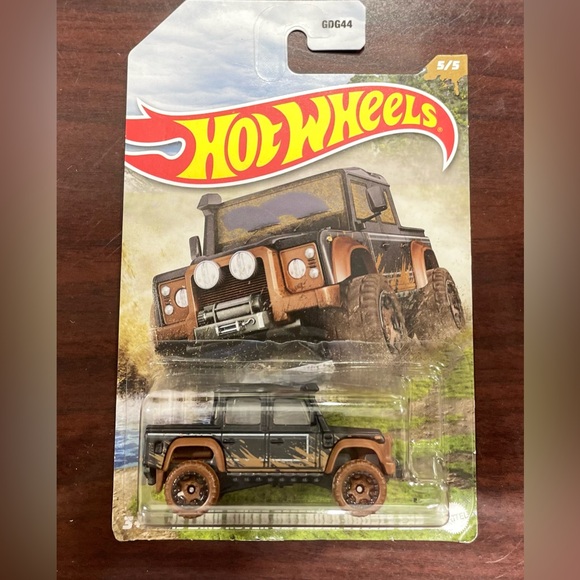 2022 Hot Wheels Off-Road Mud Runners #5 '15 Land Rover Defender Double Cab - Picture 1 of 4